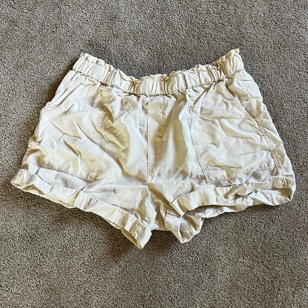 Cream colored, flowy shorts🤍